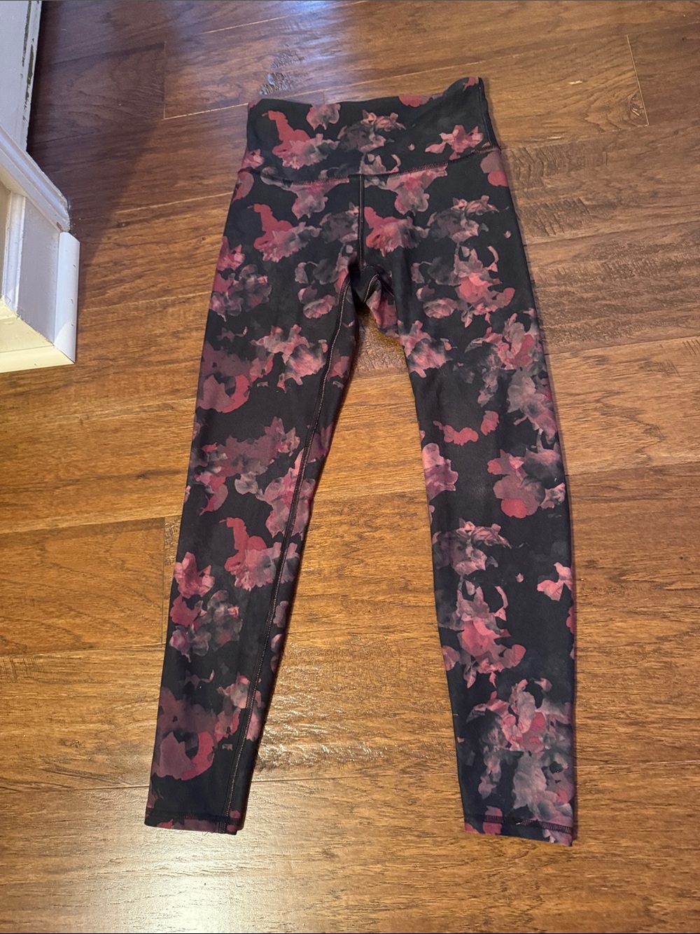 Jessica Simpson Size S Black Leggings with Maroon & Pink Floral Print EUC